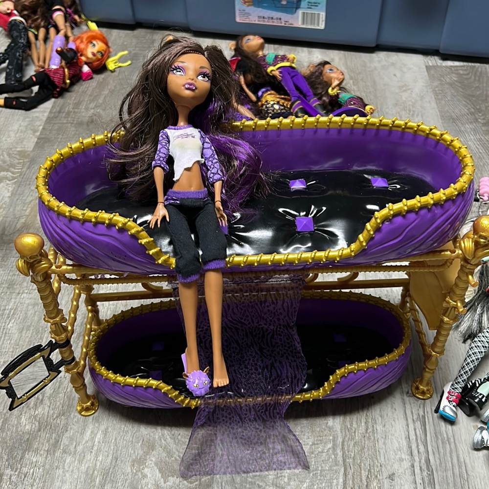 Monster High Room to Howl Bunk Bed & Clawdeen Wolf Doll